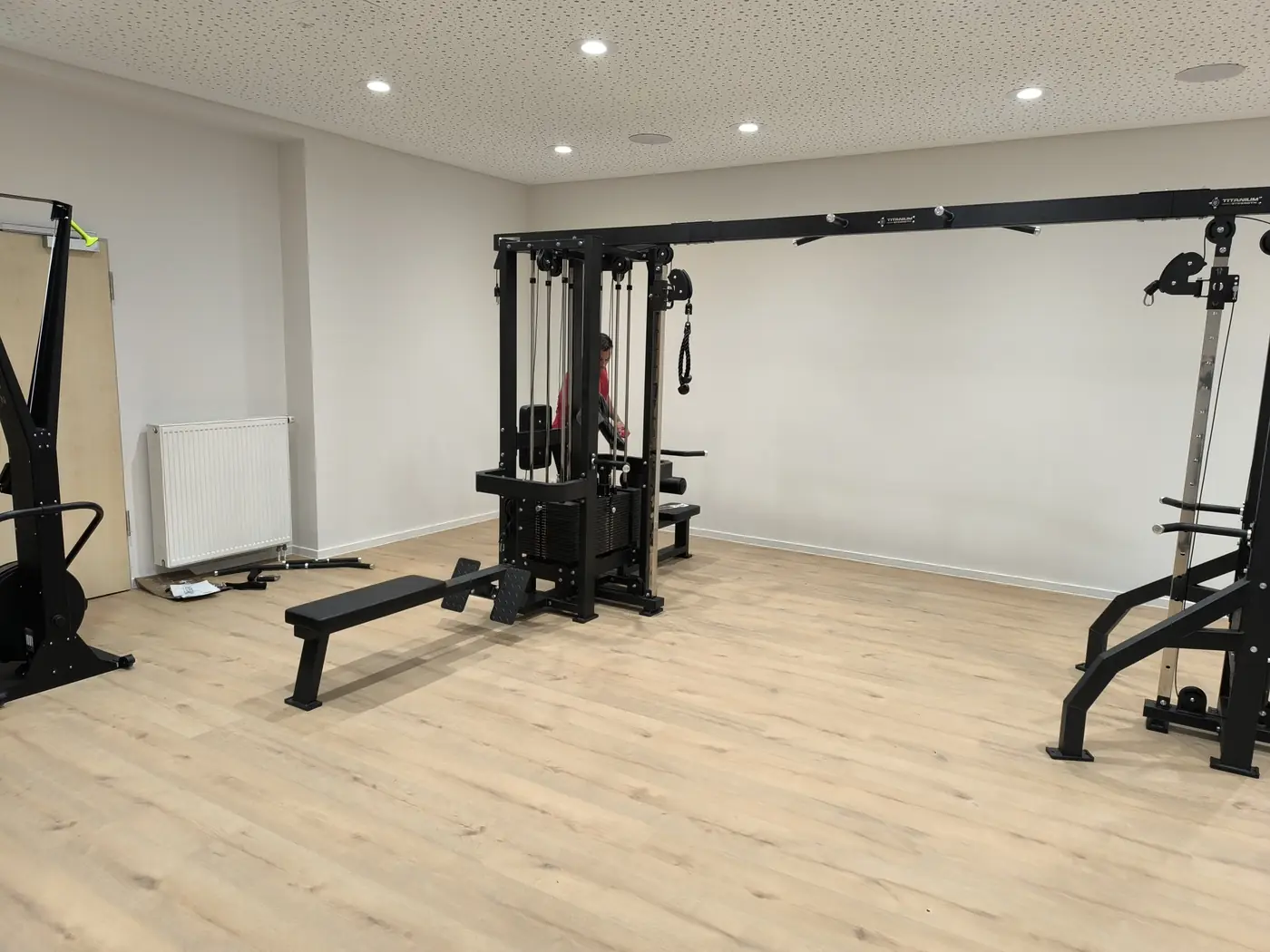 Fertig aufgebaute Multistation mit Ruderbank und Kabelzugturm